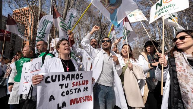 Decenas de personas durante una concentración de los sindicatos médicos frente al Ministerio de Sanidad.