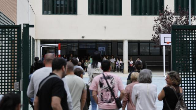 El alumnado del CEIP Rosa Serrano de Paiporta regresa a su centro escolar después de seis meses desde la dana, imagen de archivo. Efe / Ana Escobar