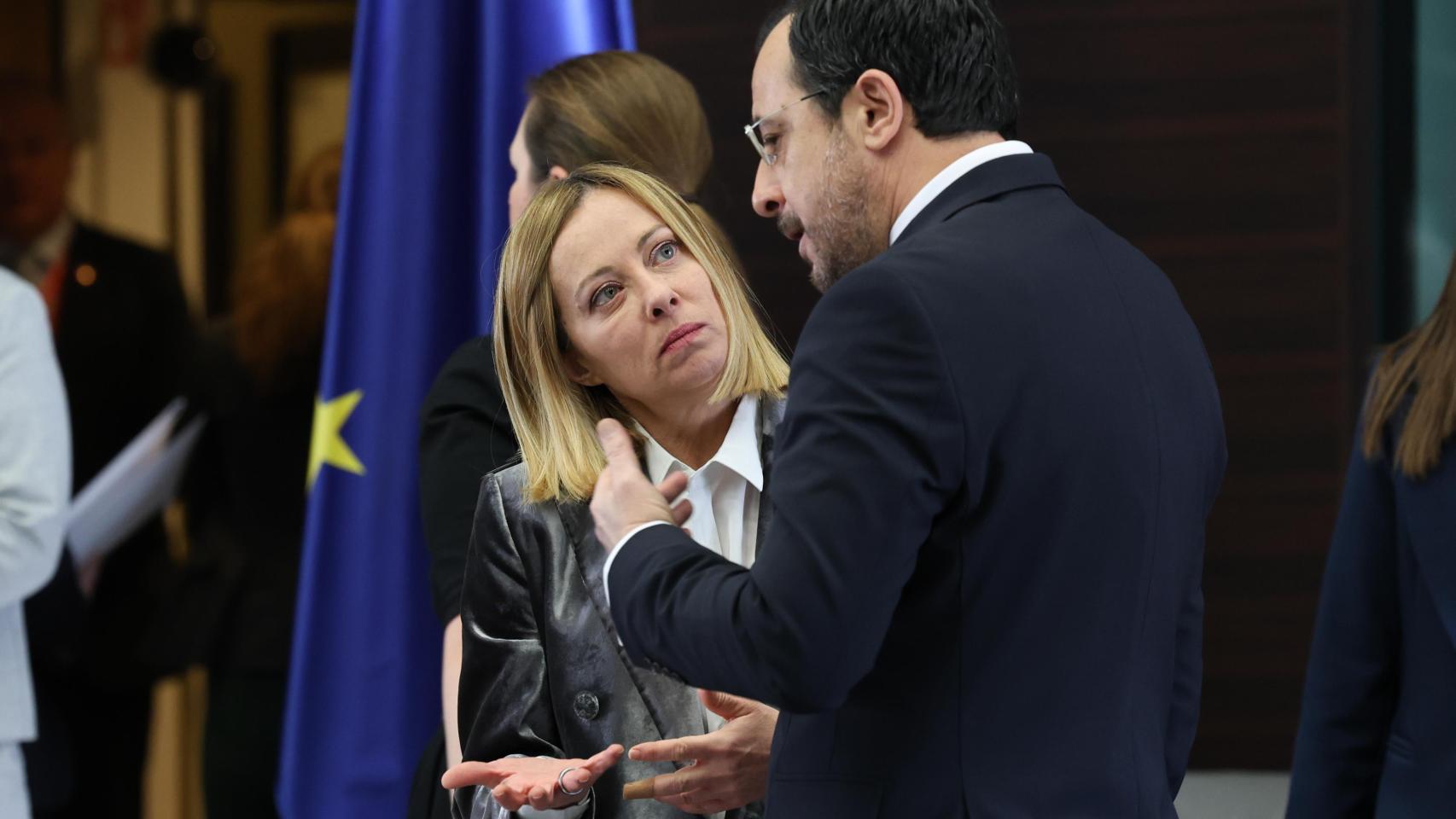 La primera ministra italiana, Giorgia Meloni, conversa con el presidente de Chipre durante una cumbre de la UE en Bruselas