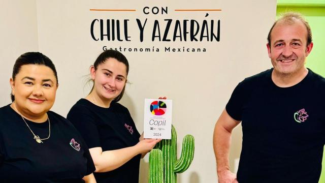 Alejandra Macías, izquierda, cuando recibieron el reconocimiento Copil por la calidad de su cocina en 2024.