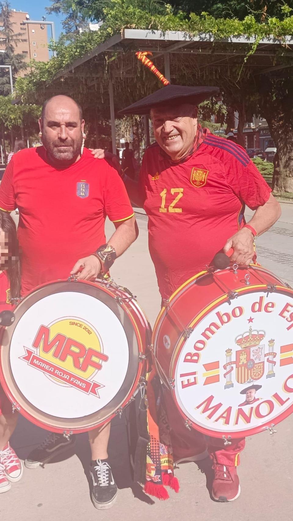 Curro posando junto al mítico Manolo 'el del Bombo'.