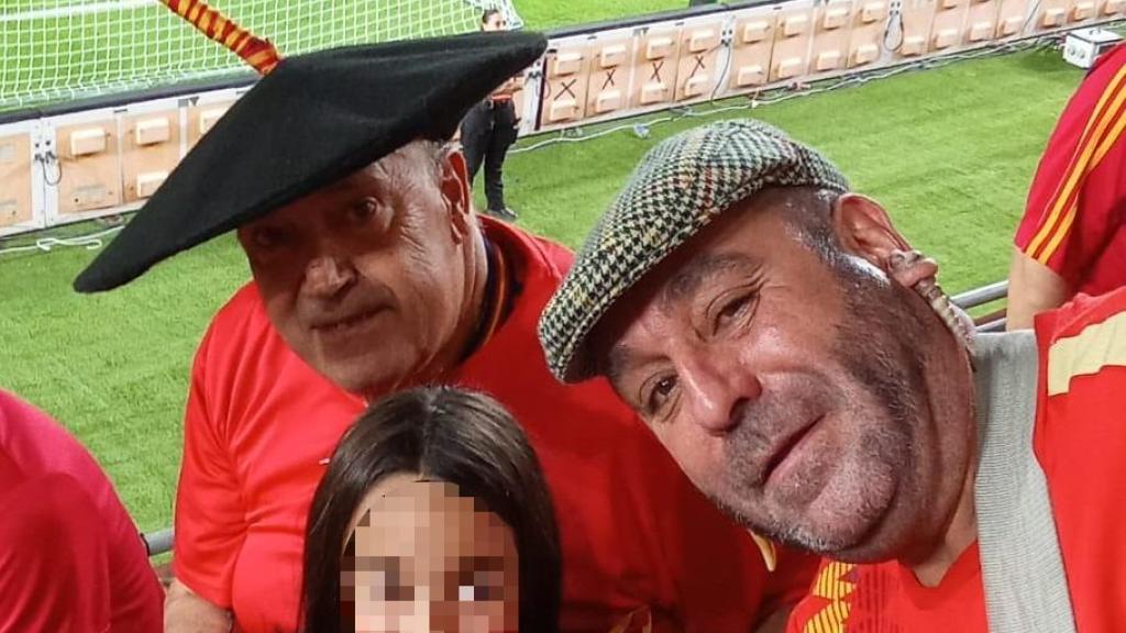 Curro, con su hija, posando con el mítico Manolo 'el del Bombo', antes de que se dispute un partido de España.