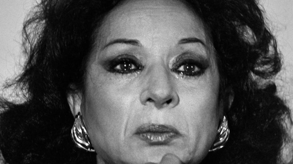 La pesetilla. Lola Flores aparecía llorosa durante la rueda de prensa en la que reconocía su culpabilidad por delito fiscal y solicitaba ayuda del pueblo español. Madrid, 1987. Foto: Marisa Flórez.