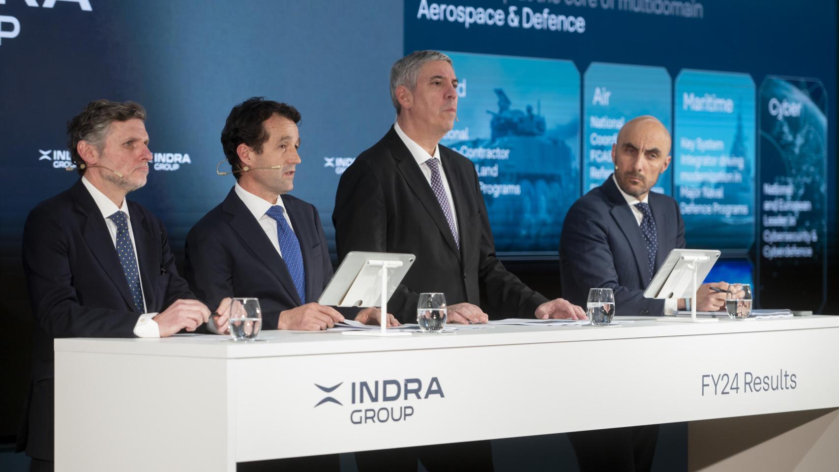 De izquierda a derecha: Miguel Forteza, director general financiero; Ángel Escribano, presidente; José Vicente de los Mozos, consejero delegado; Luis Abril, consejero ejecutivo y responsable de Minsait, en la rueda de prensa de resultados de 2024 de Indra