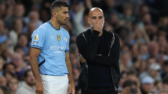 Pep Guardiola da instrucciones a Rodri antes de jugar ante el Bournemouth.