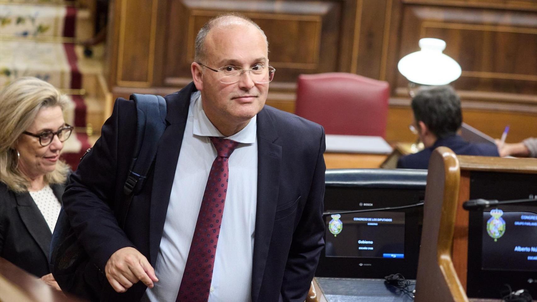 El portavoz del PP en el Congreso, Miguel Tellado, a su salida del pleno del Congreso, este martes.