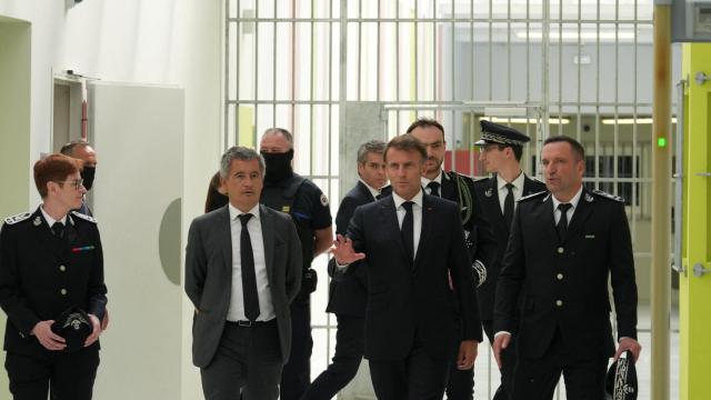 El presidente de Francia, Emmanuel Macron, y el ministro de Justicia, Gérald Darmanin, visitan la prisión de Vendin-le-Vieil, Francia, el 14 de mayo de 2025.