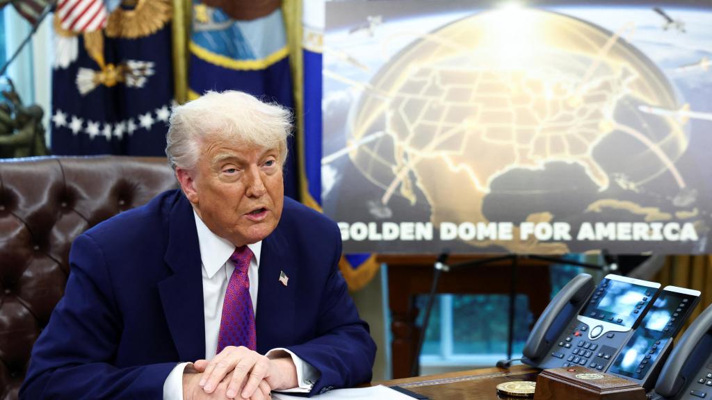 Donald Trump en el Despacho Oval presentando el programa 'Cúpula Dorada'.