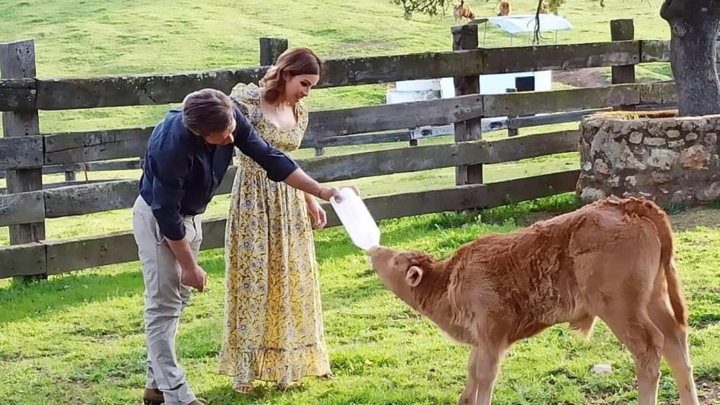 Manuel Díaz 'El Cordobés' y Virginia Troconis, en su finca de Sevilla, situada en el término municipal de Guillena.