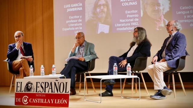 Luis García Jambrina, escritor y profesor de Literatura Española en la USAL; Antonio Colinas, poeta, novelista, ensayista y traductor. Premio Nacional de Literatura en la modalidad de Poesía1982; Julio Borrego Nieto, catedrático de Lengua Española y académico correspondiente de la Real Academia Española por Castilla y León desde 2004; y el director general de El Español Noticias de Castilla y León en el Foro ‘Salamanca, ciudad del Español’