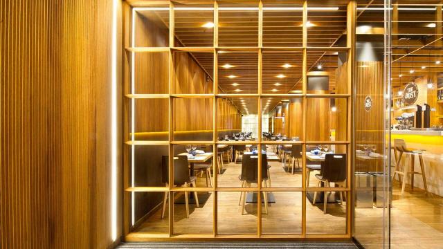 La entrada al local.