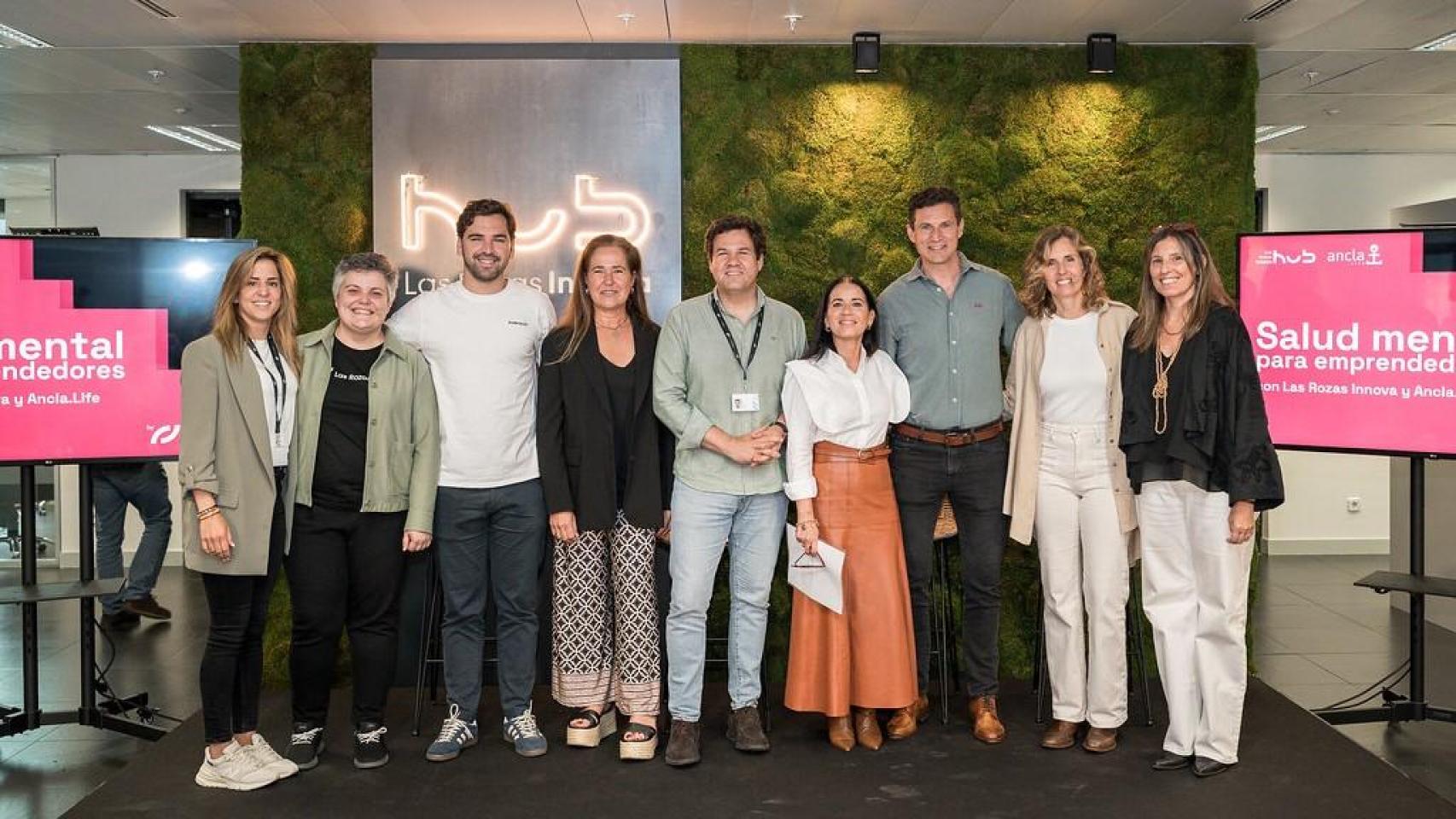 En el centro el alcalde de Las Rozas, José de la Uz, junto a los cofundadores de Ancla.life y algunos de los asistentes al acto de presentación del acuerdo.