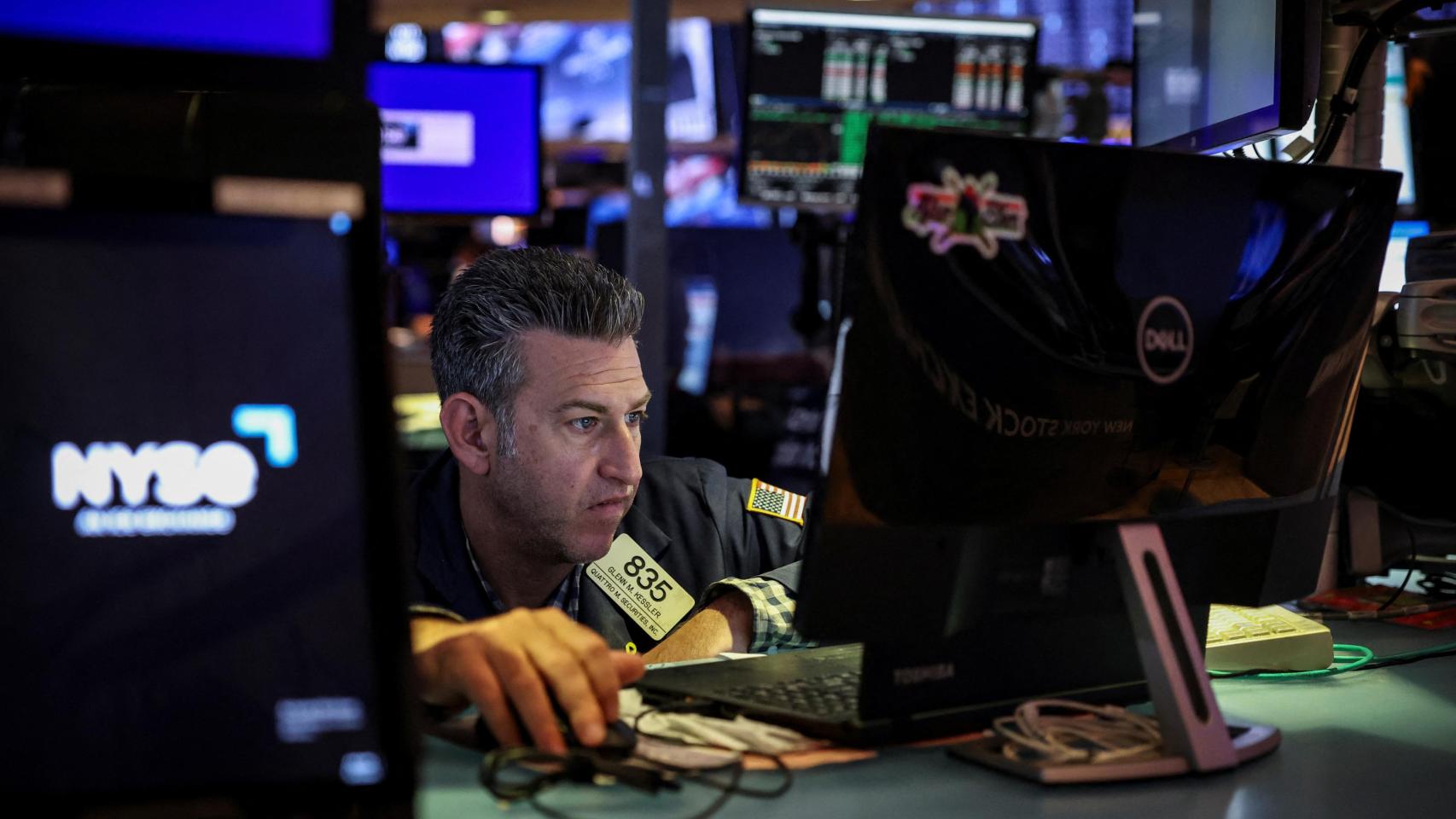 Un operador trabaja en el parqué de la Bolsa de Nueva York.