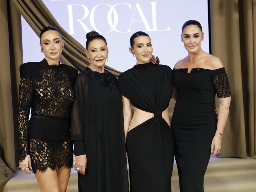 Vicky junto a su madre, Victoria, su hermana, Rocío, y su hija, Alba.