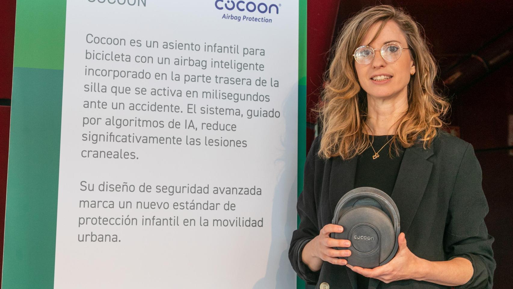 Emma Garatea, fundadora y CEO de Cocoon, posa junto al dispositivo que ha patentado.
