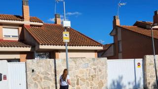 Ana Arias, la alcaldesa de Fresno de Torote, junto a una de las cámaras instaladas.