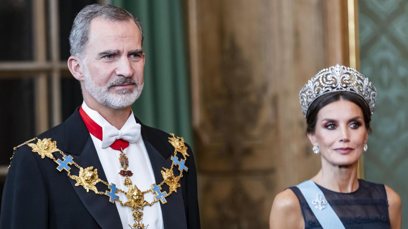 Felipe VI y Letizia, 21 fotografías memorables por su 21 aniversario de boda: complicidad, posados en Palma y una Coronación solemne