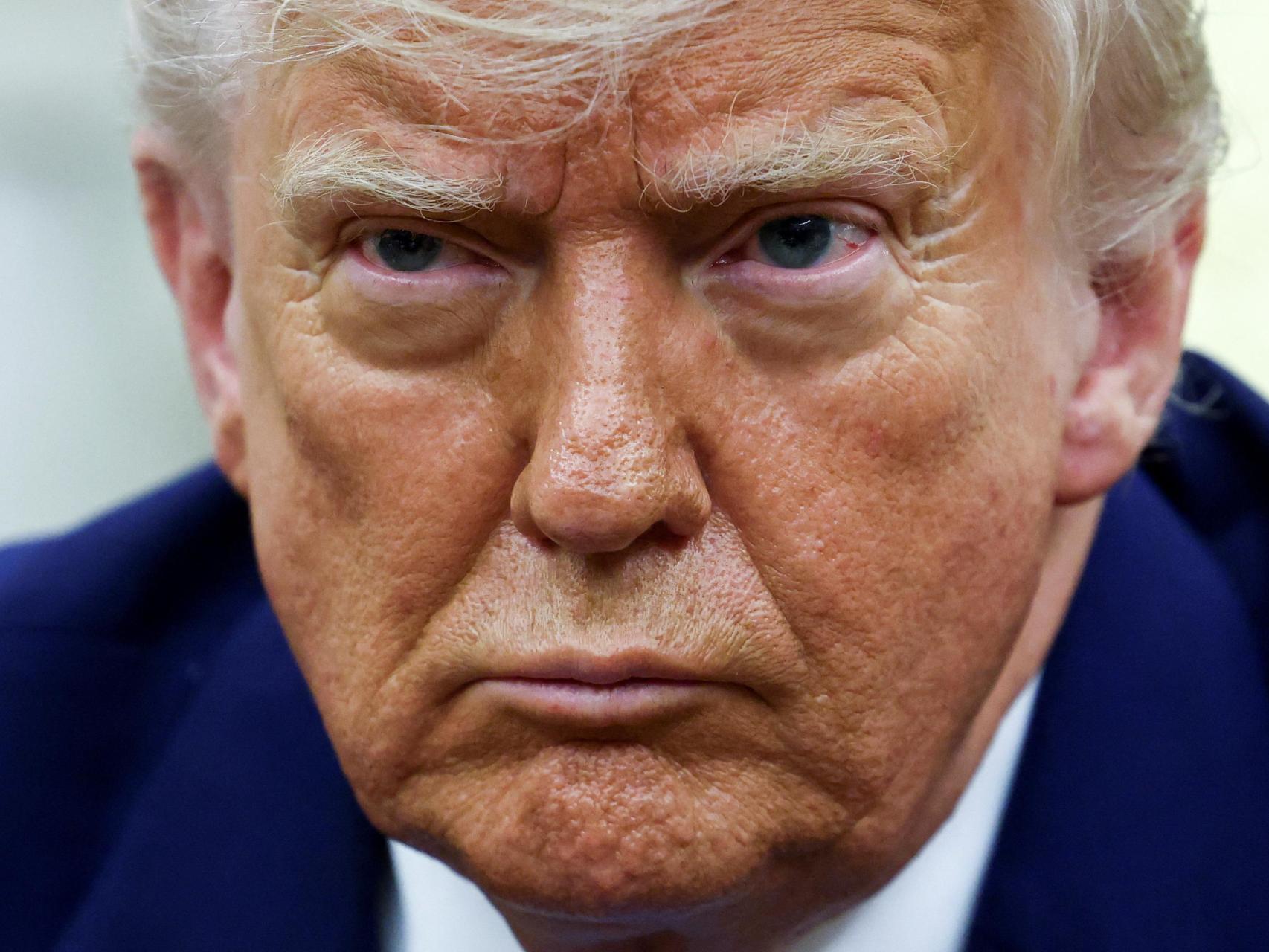 El presidente de Estados Unidos, Donald Trump, observa mientras se reúne con el presidente de Sudáfrica, Cyril Ramaphosa, en el Despacho Oval de la Casa Blanca en Washington D. C., Estados Unidos, el 21 de mayo de 2025.