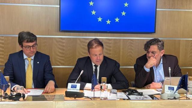 Sven Simon, jefe de la delegación, entre Germán Teruel de Hay Derecho y un funcionario de AFCO, este martes en la oficina del Parlamento Europeo en Madrid.