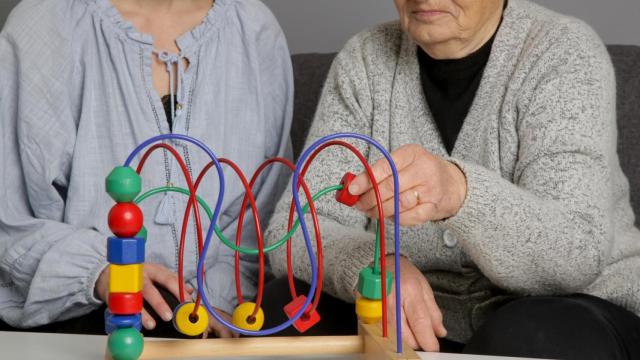 Imagen de archivo de una persona mayor ejercitando su memoria