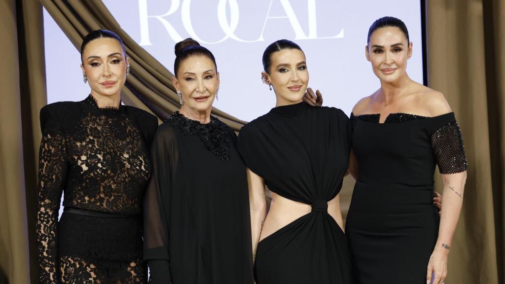De izquierda a derecha Rocío Martín Berrocal, Victoria Martín Serrano, Alba Díaz Martín y Vicky Martín Berrocal en la premier de su documental en Madrid el 19 de mayo de 2025.
