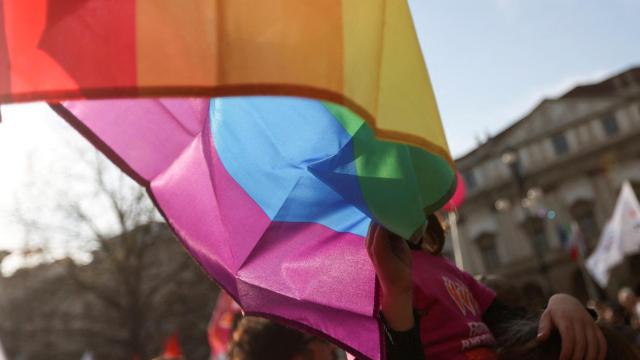 El hijo de una pareja del mismo sexo ondea la bandera LGTBI en una protesta después de que el Gobierno de Meloni ordenara al Ayuntamiento de Milán que dejara de registrar a los hijos de padres del mismo sexo en 2023.