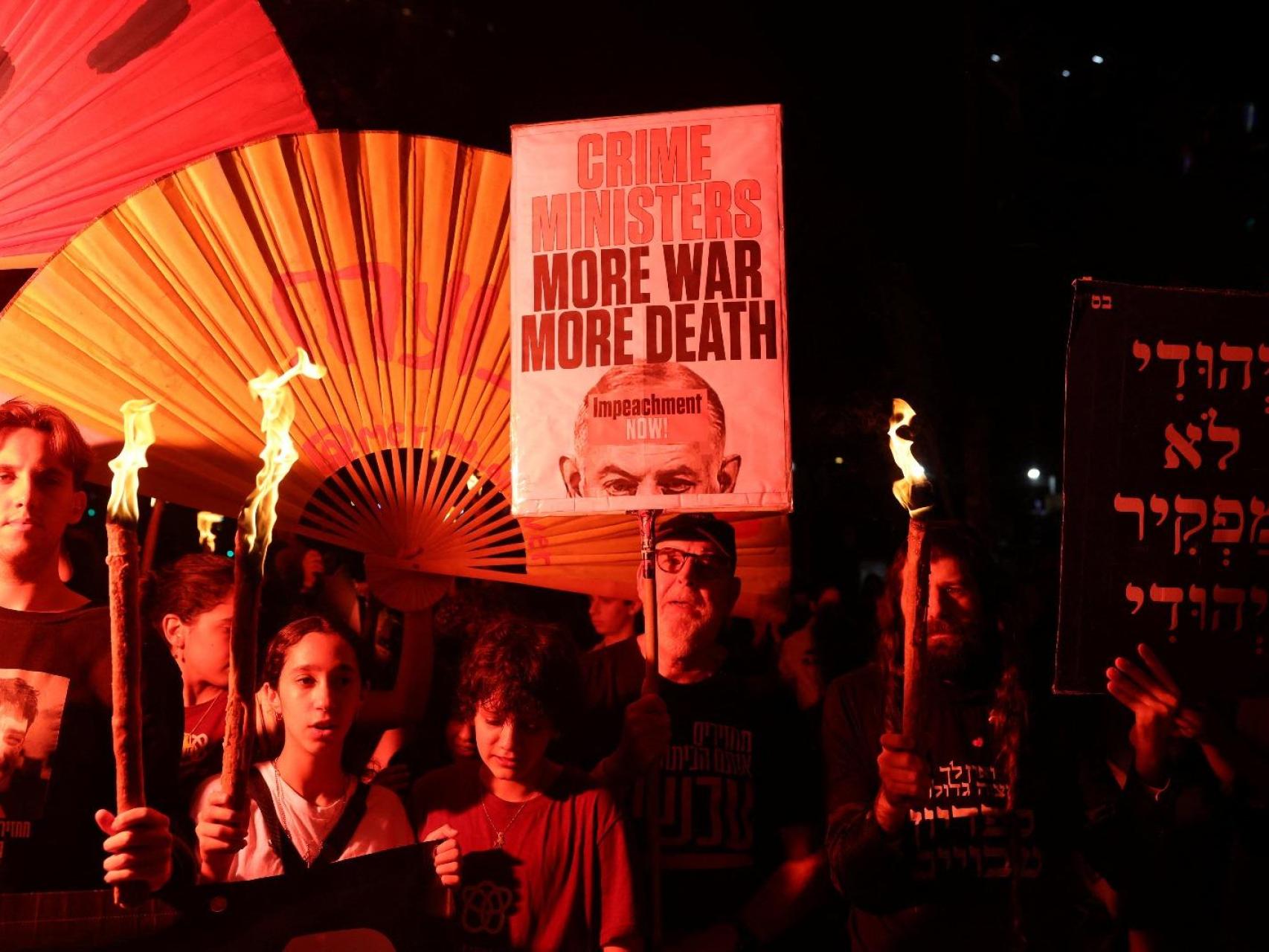 Simpatizantes de los rehenes israelíes secuestrados durante el ataque de Hamás a Israel el 7 de octubre de 2023, participan en una protesta para exigir la liberación de todos los rehenes y en contra del gobierno israelí y su primer ministro Benjamin Netanyahu, en Tel Aviv, Israel, 10 de mayo de 2025.