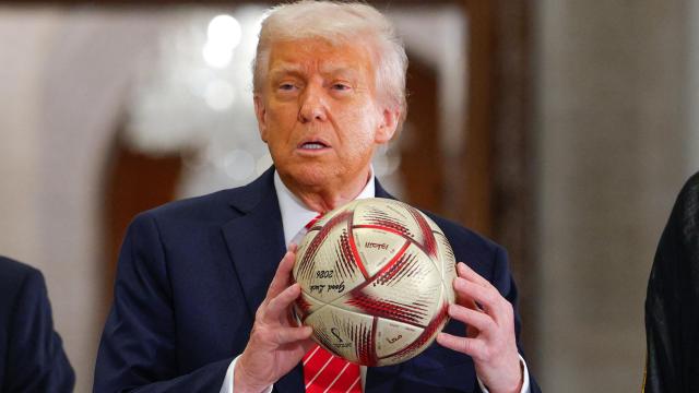 El presidente de EEUU, Donald Trump, con el balón del Mundial de fútbol de 2026.