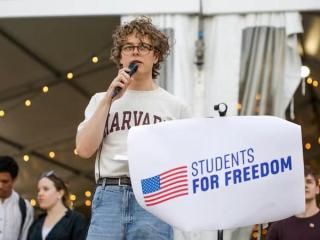 Un estudiante protesta en la Universidad de Harvard.