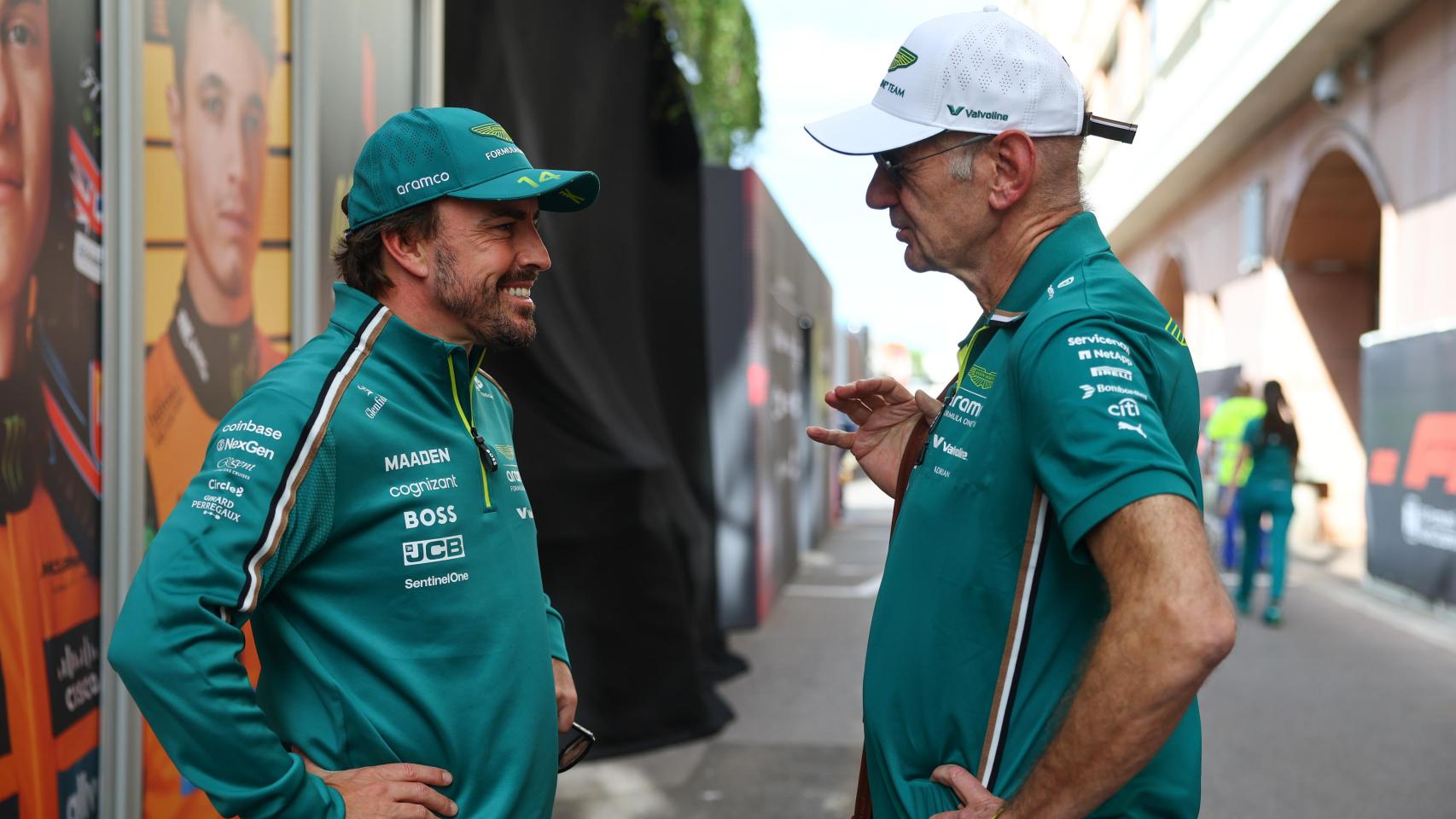 Adrian Newey conversa con Fernando Alonso en el Gran Premio de Mónaco F1 2025