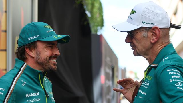 Adrian Newey conversa con Fernando Alonso en el Gran Premio de Mónaco F1 2025