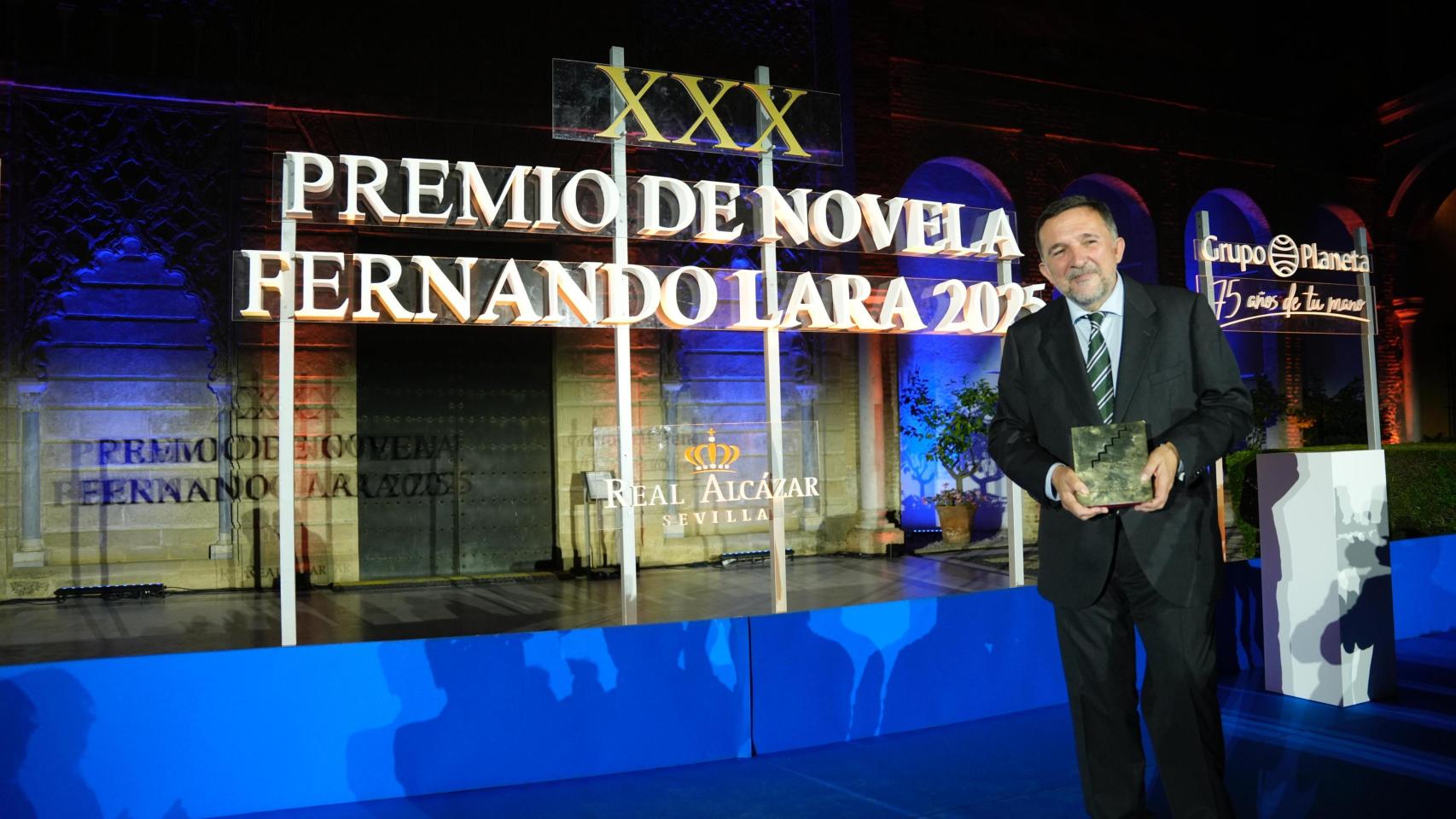 Sergio Vila-Sanjuán recoge el Premio Fernando Lara de novela en el Alcázar de Sevilla.