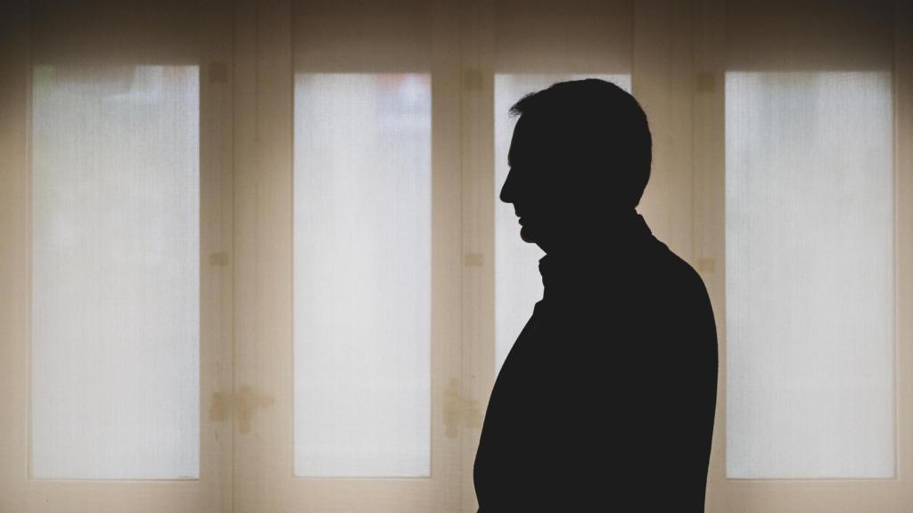 La sombra de Zapatero en su despacho, donde atiende a El Español.