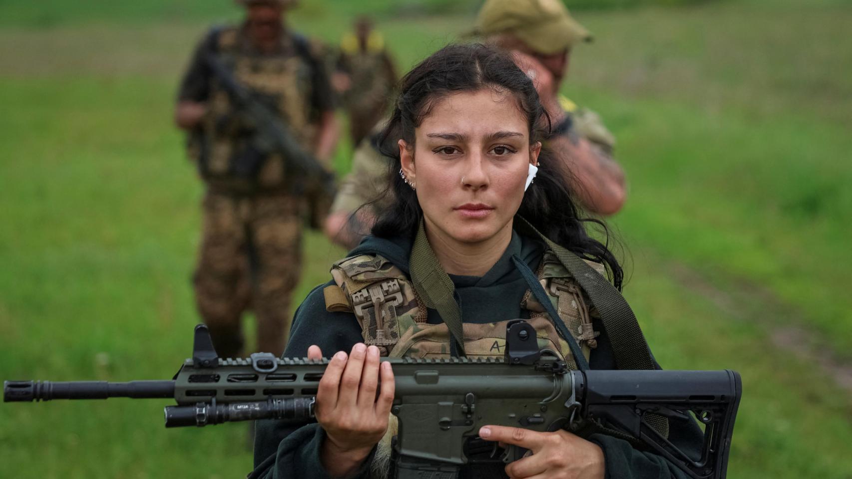 Los militares extranjeros de la Guardia Nacional de Ucrania participan en un ejercicio en la región de Járkiv.