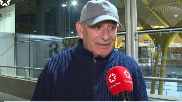 El hombre explica la situación.