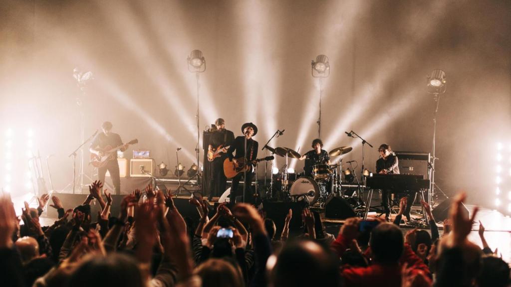 Mikel Erentxun y su banda durante un concierto de la gira por el 40.º aniversario de Duncan Dhu. Foto: Jokin Fernández