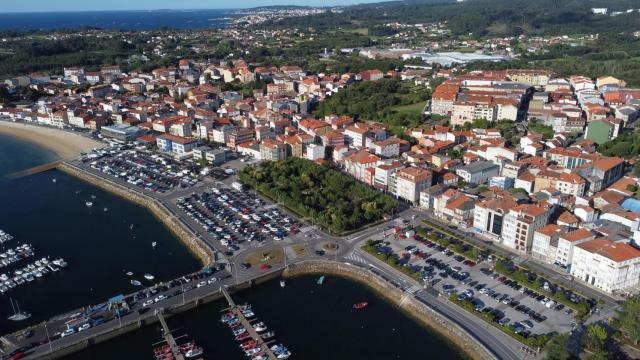 Vista aérea de la fachada marítima de A Pobra do Caramiñal (A Coruña).