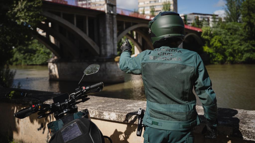 Uno de los agentes de la patrulla, en la Playa de las Moreras de Valladolid.