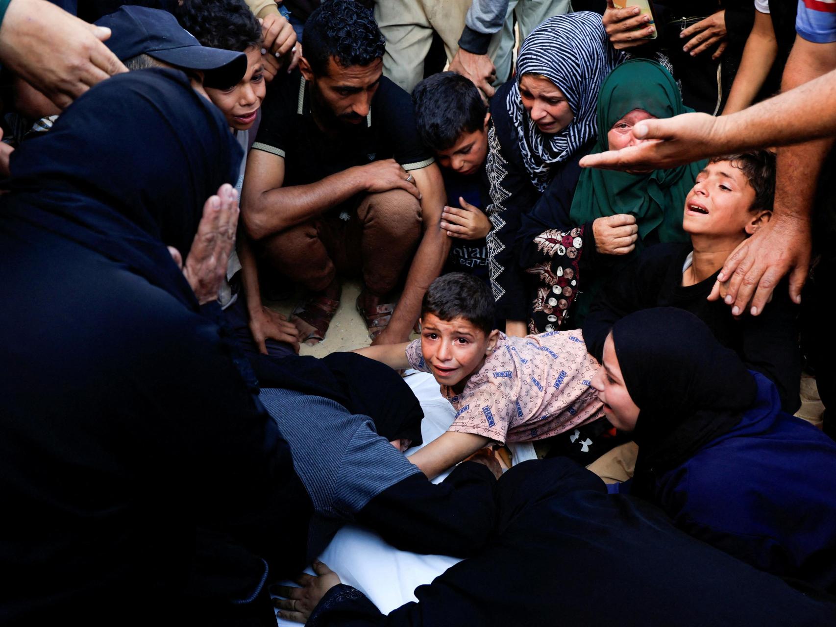 Funeral de palestinos muertos en bombardeos israelíes en Jan Yunis.