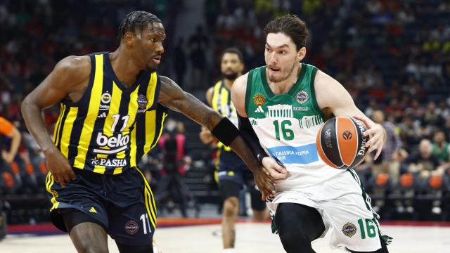 Nigel Hayes (i) defiende a Cedi Osman (d).
