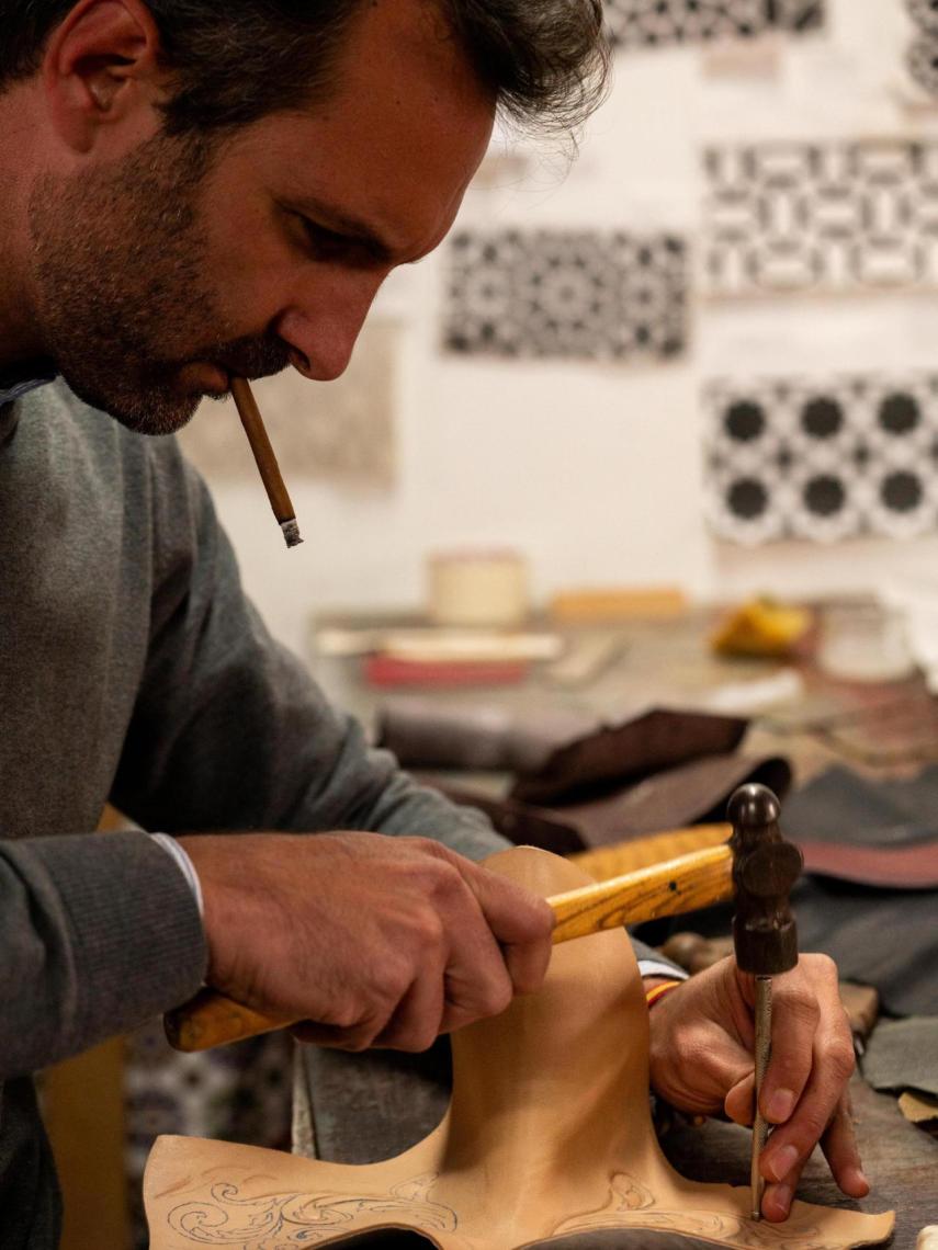 Javier Menacho suele tardar entre cuatro y cinco días para crear un bolso.