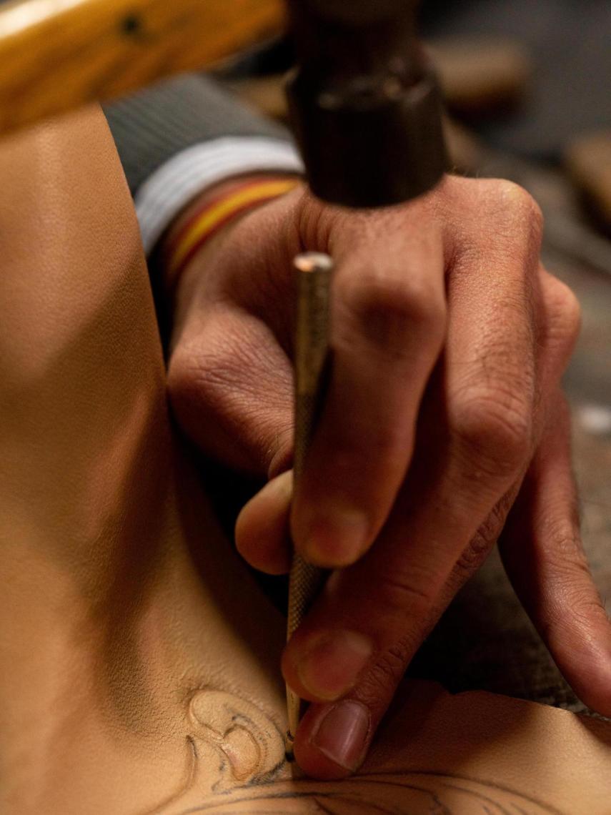 El repujado es una de las técnicas clave del artesano.