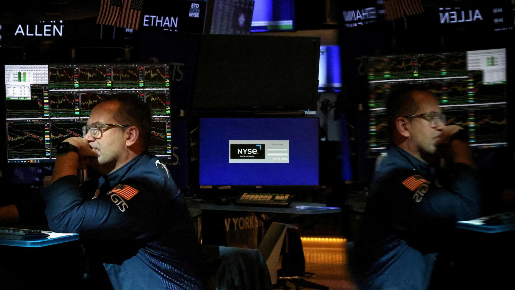 Un operador mira unas pantallas en el parqué de la Bolsa de Nueva York.