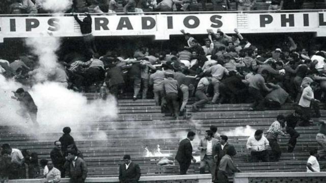 Los aficionados huyen despavoridos del Estadio Nacional de Lima.