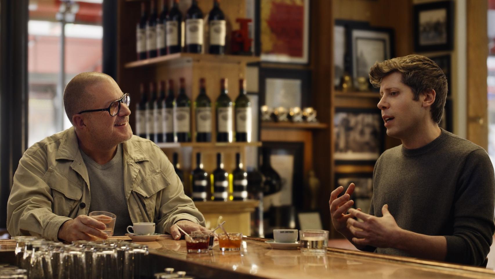 Jony Ive (a la izquierda) y Sam Altman (a la derecha).