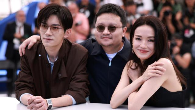 El director chino Bi Gan, en el centro, junto a los interpretes de 'Resurrection', Jackson Yee y Shu Qi, en Cannes. Foto: EFE/EPA/CLEMENS BILAN