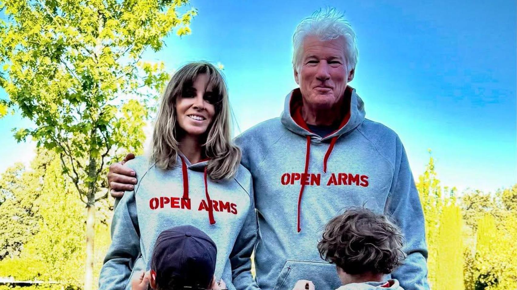 Richard Gere y Alejandra Silva, con sus hijos en una imagen de las redes sociales.