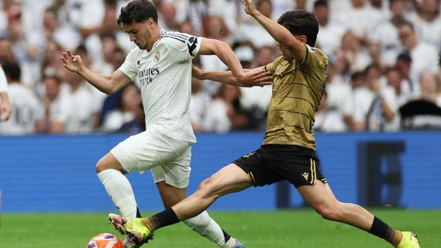 Brahim conduce el balón en el partido ante la Real Sociedad.