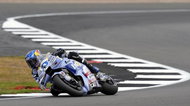 Álex Márquez traza un viraje, durante la carrera al sprint del GP de Reino Unido, en Silverstone.