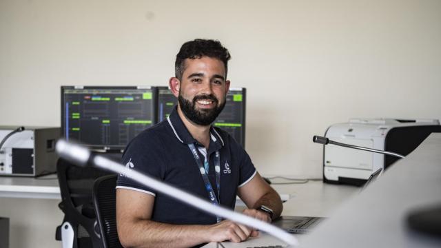 Rodrigo Ávila,  el ingeniero español a cargo del botón rojo, en la sala de entrenamiento